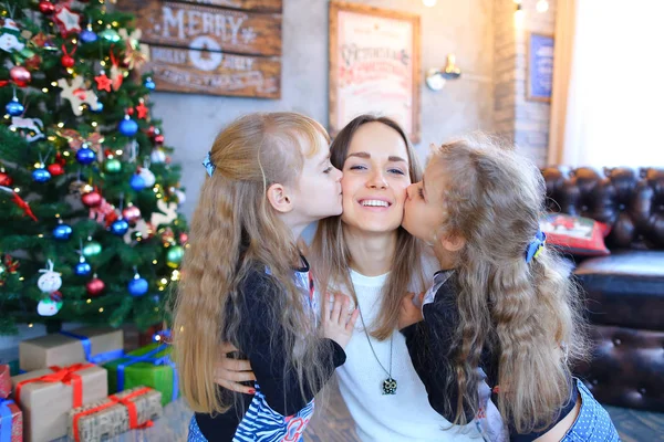 Schöne Schwester Mädchen lächeln und posieren vor der Kamera im Studio auf ba — Stockfoto