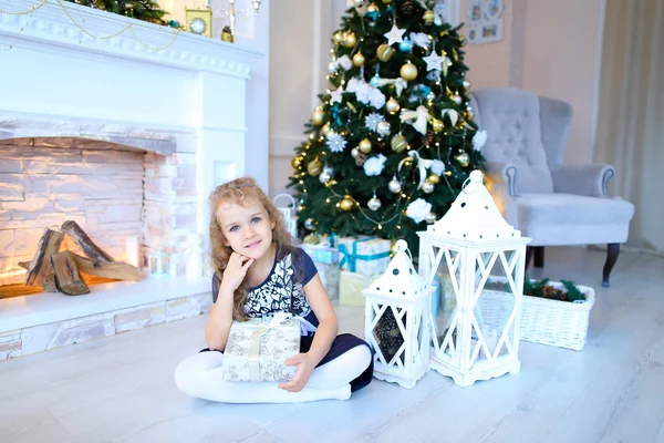 Linda chica posando y sonriendo a la cámara en blanco Año Nuevo studi — Foto de Stock