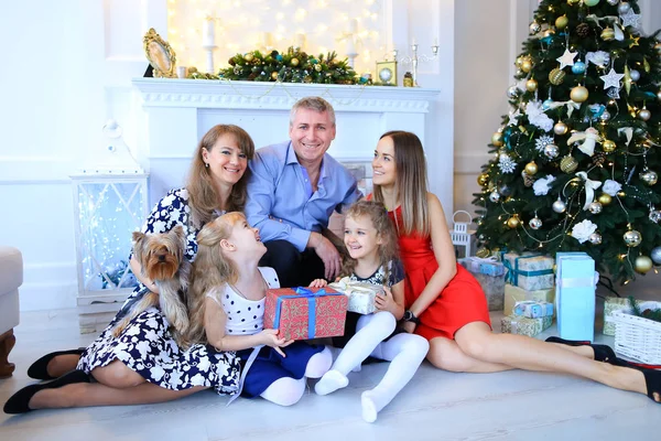 Família sorrindo e rindo, posando para a câmera, e abraçando cada — Fotografia de Stock