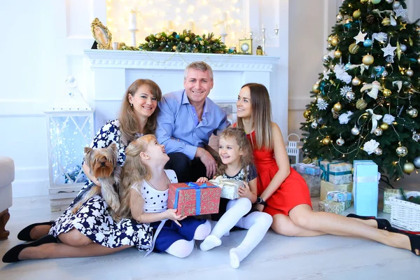 Familia sonriendo y riendo, posando a la cámara, y abrazando a cada uno — Foto de Stock