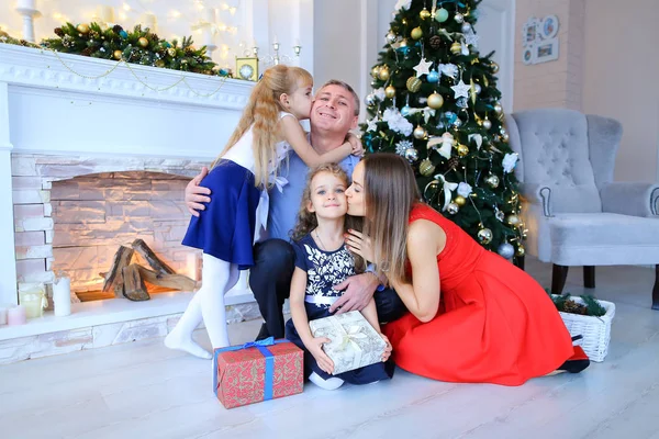 Pai e filhas posando para foto de família no estúdio de fotografia . — Fotografia de Stock