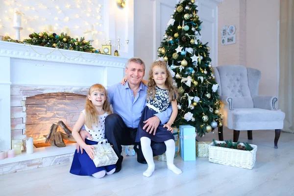 Pai e filhas posando para foto de família no estúdio de fotografia . — Fotografia de Stock