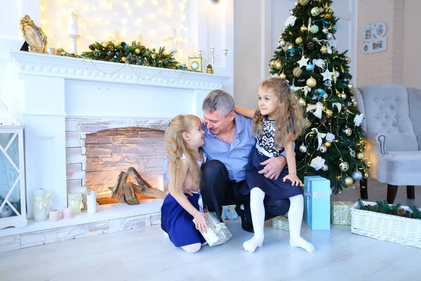 Vater und Töchter posieren für Familienfoto im Fotostudio. — Stockfoto