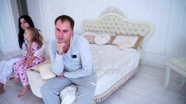 Couple querelle et enfant bouleversé, lit assis à l'intérieur blanc — Video