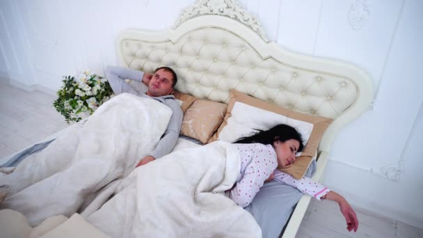 Мужчина может думать о проблемах, пока жена спит — стоковое видео