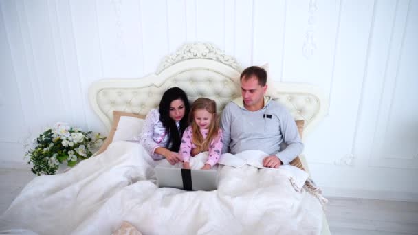 Мама, папа, дочь разговаривает по скайпу с видеозвонком — стоковое видео