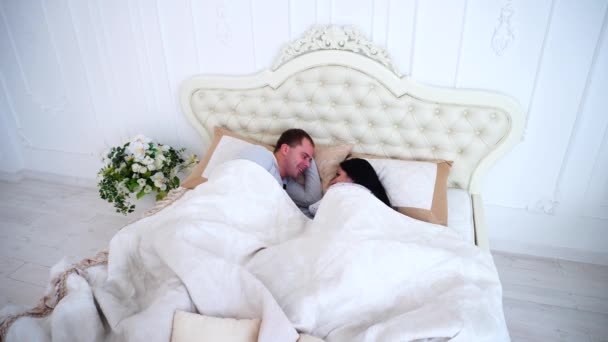 Портрет сімейної розмови, правопорушення дружини на ліжку в піжамах — стокове відео