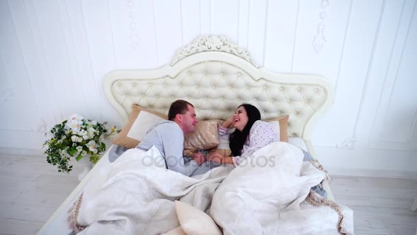 Portret van de familie in pyjama op Bed en Talk overtreding — Stockvideo
