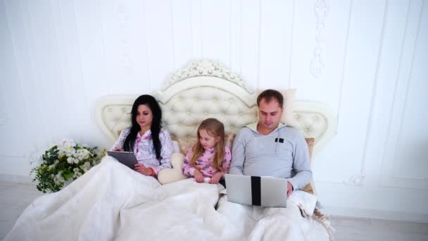 Mamma, Pappa arbete i sängen, och dotter saknas, frågar uppmärksamhet — Stockvideo