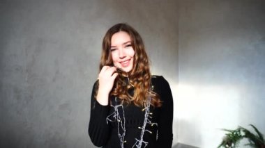 Çekici kadın mutlu utangaç ve gülümsemek güzel gülümseme, kumral ile portre