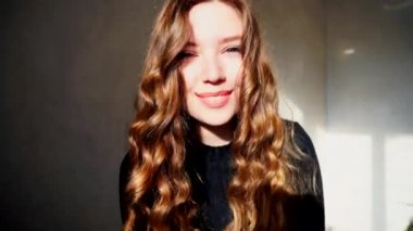 Çekici kadın Winks yapar hava öpücük portresi closeup Bright üzerinde güneş kış ışık vurdu