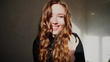 Utangaç fotoğraf gülümseyen çekici kadın portresi closeup çekim Bright üzerinde güneş ışık kış gününde