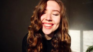 Kış Güneşi Xmas zamanda büyük ölçüde gülen kız portresi Bright üzerinde filme sevinir