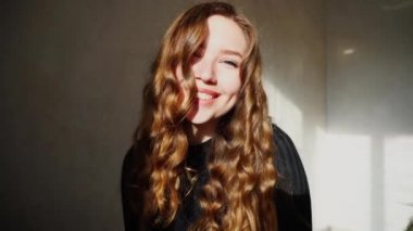 Utangaç fotoğraf gülümseyen çekici kadın portresi closeup vurdu Bright üzerinde güneş ışık kış