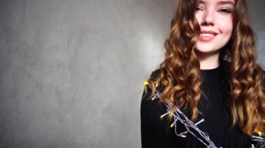 Kış güneş ışığı Noel deliği ile mutlu ışıklar kız portresi