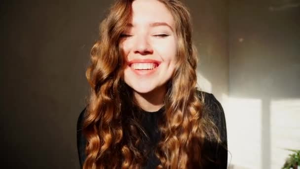Çekici kadın Winks portresi closeup hava öpücük kıvırcık saçlı Bright üzerinde güneş Kış hafif ateş yapar — Stok video