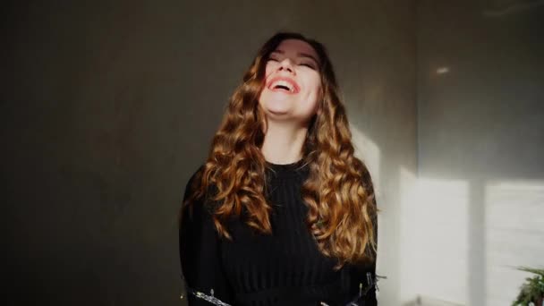Portret dicht tot jonge vrouw met perfecte Smile en kerstverlichting — Stockvideo