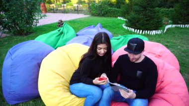 Yakışıklı genç Arapça adam kamera için poz ve ceket veya saç, düzeltiyor gülümsüyor ve merdiven arka plan açık havada etrafına bakıyor.