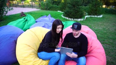 Yakışıklı genç Arapça adam kamera için poz ve ceket veya saç, düzeltiyor gülümsüyor ve merdiven arka plan açık havada etrafına bakıyor.