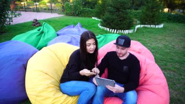 Yakışıklı genç Arapça adam kamera için poz ve ceket veya saç, düzeltiyor gülümsüyor ve merdiven arka plan açık havada etrafına bakıyor.