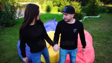 Sakin ol ve koltuklar içinde oturup açık havada büyük parkta birlikte vakit geçirmek için sevgi dolu insanlar gelir.