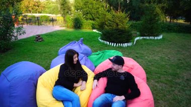 Koltuklar ve göz poz evli elleri ve okşayarak ve büyük Park açık havada oturup birbirimizin gözlerinin tutun.