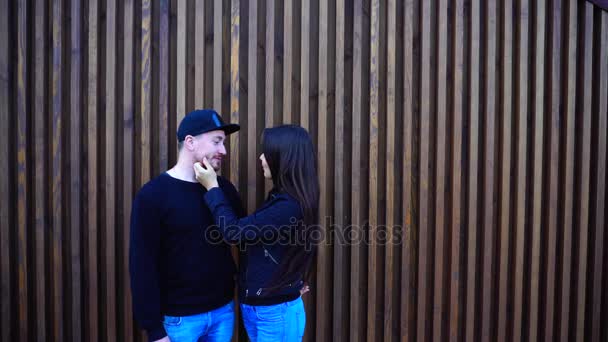 Молодят цілуватися, обіймати один одного і Шепіт, говорити біля стін у ресторані на відкритому повітрі в денний час. — стокове відео