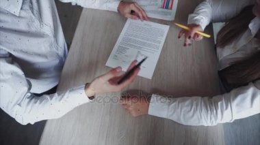 Genç kız ve adam ofis ve iş toplantı tartışıyor. Kız sözleşme imzaladı ve adam kadın araba anahtarları verir.