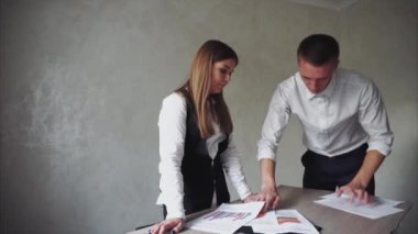 Adam ve kız işe birlikte iyi ve başarılı bir şekilde ve onlar iş ofiste sonuç memnun.