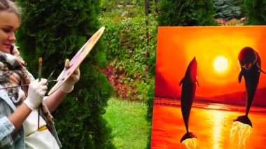 Güzel sanatçı tutan paleti, fırçalar ve resim, yazar dönüp Park'ta sahne arkasında kişiye plantasyonları arka plan açık havada konuşuyor.