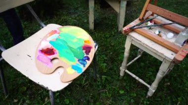 Resimde bulunan tamamlanmış resmi ve sanatsal süreç detaylarını hangi şövale ve masa Park açık havada Stand.