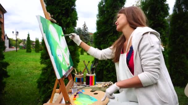 Kvinnlig konst lärare bedriver Master Class i Park utomhus på dagtid. — Stockvideo