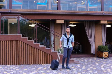 Genç adam Arap işadamı öğrenci geldiysen oraya restoran ile Su için