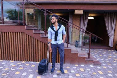 Genç adam Arap işadamı öğrenci geldiysen oraya restoran ile Su için