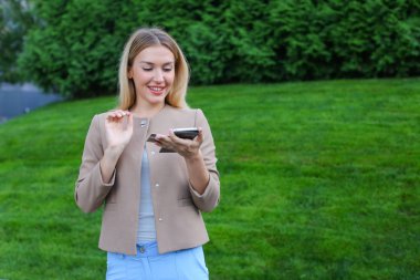 Güzel erkek Smartphone ekran ve gülümsüyor, seyir standları