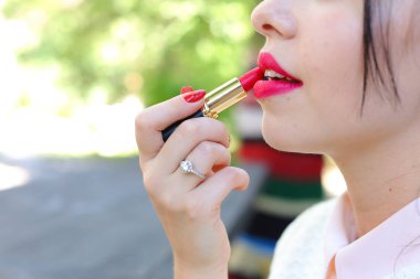 Kadının dudakları ve ruj