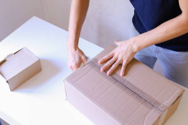 Kurye karşınızda Post Office, yapıştırıcı bant tüm S üzerinde kahverengi kutusu