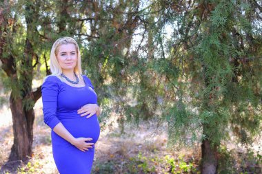 Genç hamile bayan okşa Belly ve hissediyor bezelye dokunmadan çekici