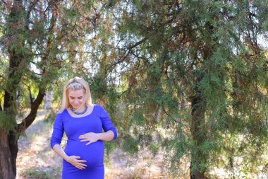 Güzel kız Out Walk için sakin ol, telaş o bekliyor