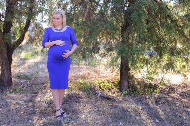 Güzel kız Out Walk için sakin ol, telaş o bekliyor