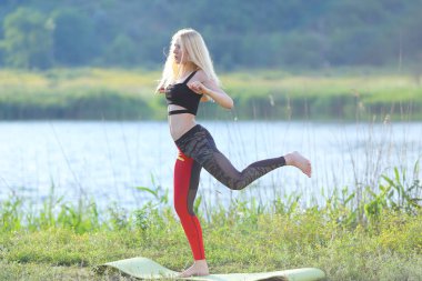 Üst giyiyor mide egzersiz eğitim genç güzel kadın ağız kavgası gösterir sonuç basın