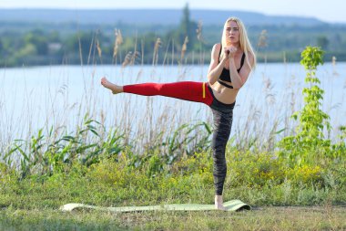 Üst giyiyor mide egzersiz eğitim genç güzel kadın ağız kavgası gösterir sonuç basın