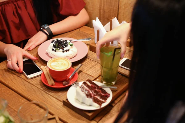 Spotkanie z przyjaciółmi w kawiarni i kolejności słodycze cherry pie, mer — Zdjęcie stockowe