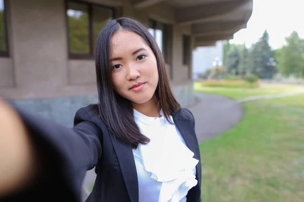 Retrato de joven asiático hermosa mujer de negocios, chica hembra ho — Foto de Stock