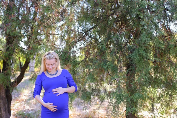 Güzel kız Out Walk için sakin ol, telaş o bekliyor