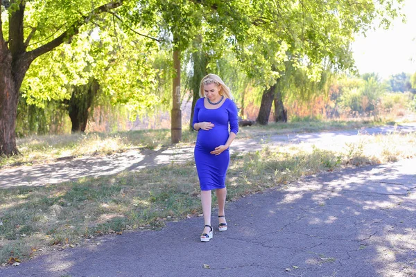 Bella bionda in attesa di mamma che cammina nella giornata soleggiata nel parco, Stop — Foto Stock