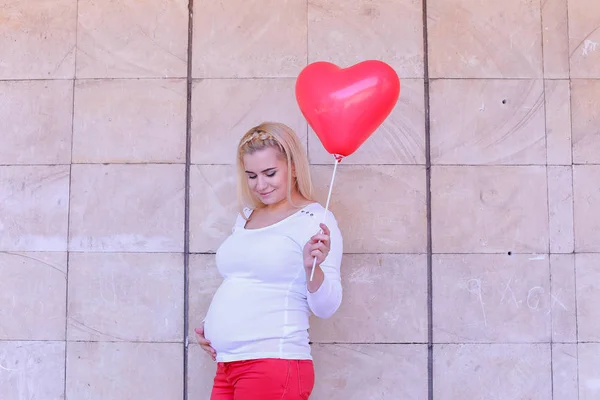 Linda grávida loira futura mãe olhando e poses para Pho — Fotografia de Stock