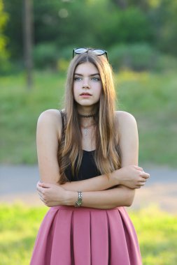 Genç güzel kız duygu zevk zevk mutluluk gösterir