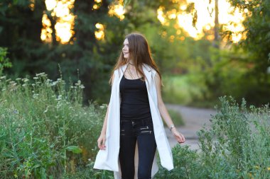 doğa genç kız duygular gösterir