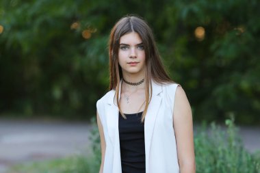 doğa genç kız duygular gösterir